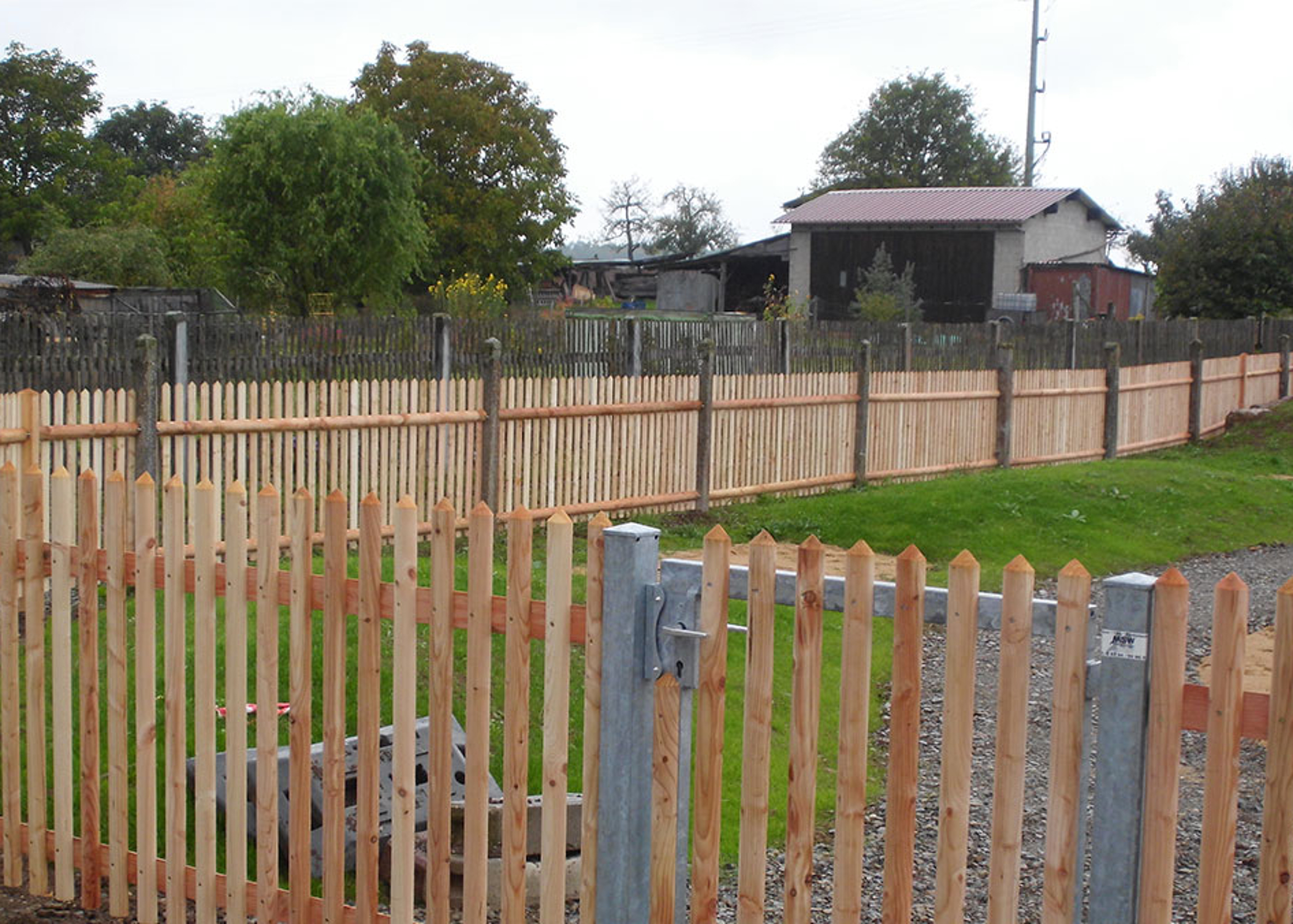 ca. 600 m Holzzaun um Spielplatz