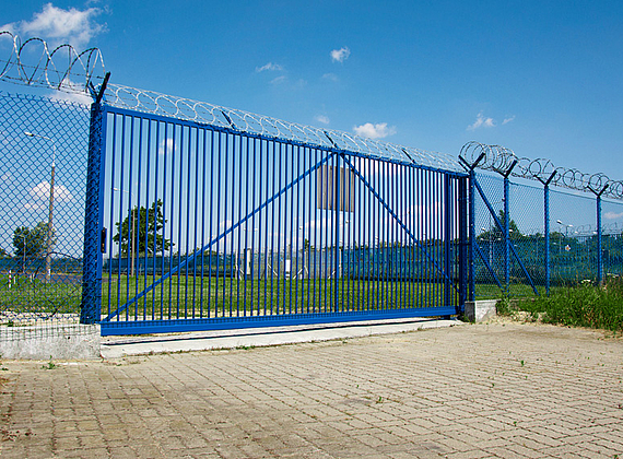 Maschendrahtzaun mit Sicherheitstor Maschendrahtzaun mit Sicherheitstor