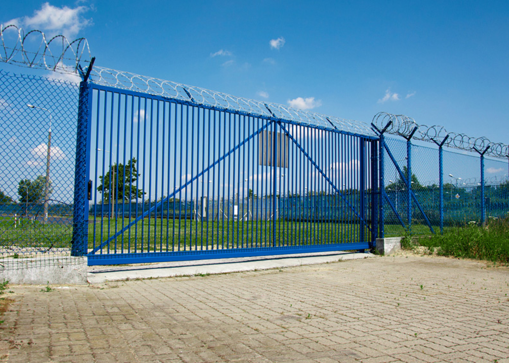 Maschendrahtzaun mit Sicherheitstor